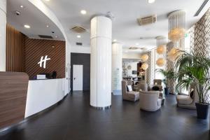 Ο χώρος του λόμπι ή της ρεσεψιόν στο Holiday Inn Genoa City by IHG