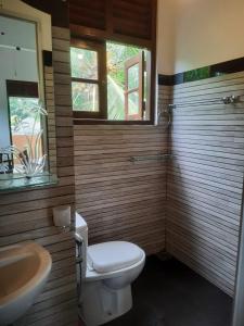 Et badeværelse på Paddy Breeze Apartment