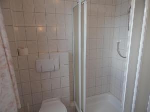 a bathroom with a toilet and a shower at Koll´s Gasthof in Weddingstedt