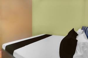 Postel nebo postele na pokoji v ubytování Hotel O Tejaswi Hotel