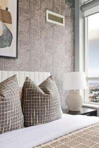 Ένα ή περισσότερα κρεβάτια σε δωμάτιο στο Stylish 3br Condo - Parking - 65 TV