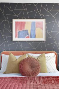 Ένα ή περισσότερα κρεβάτια σε δωμάτιο στο Stylish 3br Condo - Parking - 65 TV