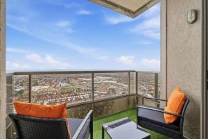 Χώρος καθιστικού στο Stylish 3br Condo - Parking - 65 TV