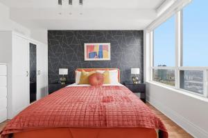 Ένα ή περισσότερα κρεβάτια σε δωμάτιο στο Stylish 3br Condo - Parking - 65 TV