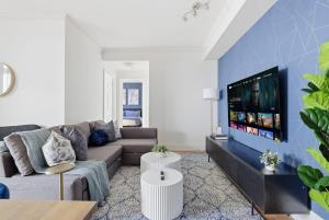 Μια τηλεόραση ή/και κέντρο ψυχαγωγίας στο Stylish 3br Condo - Parking - 65 TV +43 φωτογραφίες