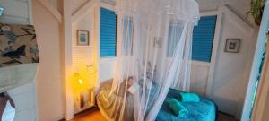 Ένα ή περισσότερα κρεβάτια σε δωμάτιο στο Bungalow Carambole - Bleu des Iles vue mer