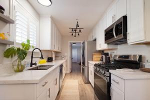 Η κουζίνα ή μικρή κουζίνα στο Elegant 3 Bedroom 2 Bathroom With EV Charging Near Santa Anita +18 φωτογραφίες