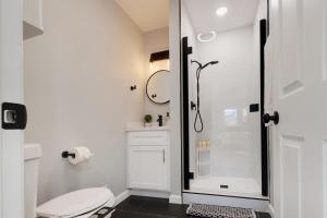 Ένα μπάνιο στο Elegant 3 Bedroom 2 Bathroom With EV Charging Near Santa Anita