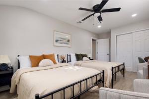 Ένα ή περισσότερα κρεβάτια σε δωμάτιο στο Elegant 3 Bedroom 2 Bathroom With EV Charging Near Santa Anita