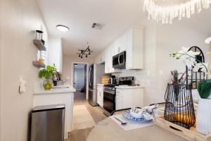 Η κουζίνα ή μικρή κουζίνα στο Elegant 3 Bedroom 2 Bathroom With EV Charging Near Santa Anita