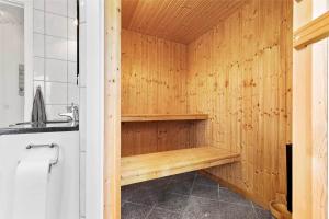 una sauna de madera en un baño con lavabo en 3670-Nexo-Odden-11, en Bedegård 13 fotos más