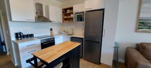 een keuken met een koelkast en een tafel. bij 204 The Meadows in George +6 foto's