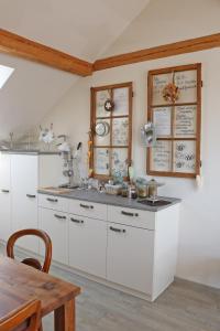 Η κουζίνα ή μικρή κουζίνα στο B&B Friedau