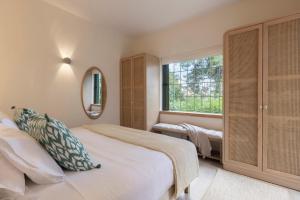 Un dormitorio con una cama grande y una ventana. en Villa Levantina, en Porto Heli 31 fotos más