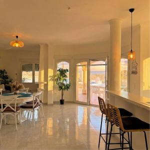 Χώρος καθιστικού στο holaVivienda - Villa de lujo a pie de playa con piscina privada