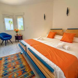 Ένα ή περισσότερα κρεβάτια σε δωμάτιο στο holaVivienda - Villa de lujo a pie de playa con piscina privada