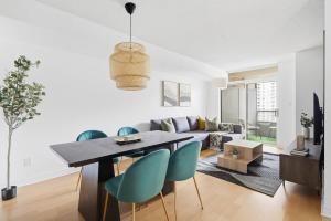 Tropical Designer King Suite - Sleeps 5 - Parking في ميسيساوغا: مطبخ وغرفة معيشة مع طاولة وكراسي