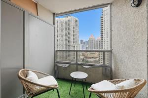 Tropical Designer King Suite - Sleeps 5 - Parking في ميسيساوغا: بلكونه فيها كرسيين واطلاله على المدينه +23 صورة