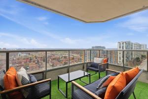 Posezení v ubytování Elegant 2BR Sky Condo for 9 - Terrace - Lake Views
