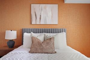 Postel nebo postele na pokoji v ubytování Elegant 2BR Sky Condo for 9 - Terrace - Lake Views