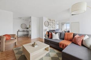 Posezení v ubytování Elegant 2BR Sky Condo for 9 - Terrace - Lake Views