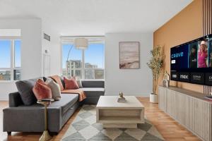 TV a/nebo společenská místnost v ubytování Elegant 2BR Sky Condo for 9 - Terrace - Lake Views