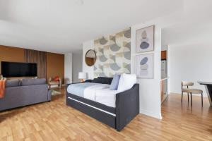 TV a/nebo společenská místnost v ubytování Elegant 2BR Sky Condo for 9 - Terrace - Lake Views + 41 fotografií