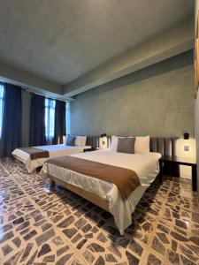 Un pat sau paturi într-o cameră la Lusitania Hotel Orizaba