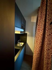 Η κουζίνα ή μικρή κουζίνα στο Hôtel Montmartre - Nouvellement Rénové