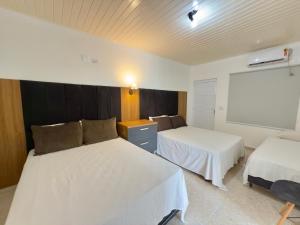 En eller flere senge i et værelse på Juquehy Studios 5 + 23 billeder