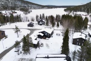 eine Luftaufnahme eines Dorfes im Schnee in der Unterkunft Serenity Levi - Hot Tub & Sauna in Levi