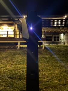 a light on a pole in a yard at night at Leilighet i hus in Sarpsborg