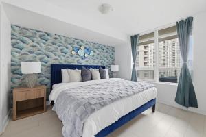 Designer 2BR - King Suite - Rare 2 Parking - YYZ في ميسيساوغا: غرفة نوم بسرير كبير ونافذة +27 صورة