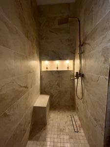 a walk in shower with a bench in a bathroom at Charmant appartement au centre ville de Cavaillon in Cavaillon +1 photo