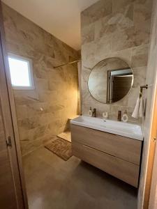 a bathroom with a sink and a mirror at Charmant appartement au centre ville de Cavaillon in Cavaillon