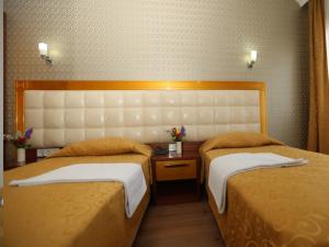 เตียงในห้องที่ Kayalar Hotel