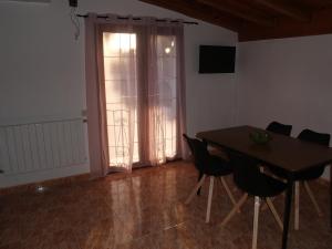a dining room with a table and chairs and a window at Apartamento2 San Cristobal cerca de Cuenca in Colliguilla