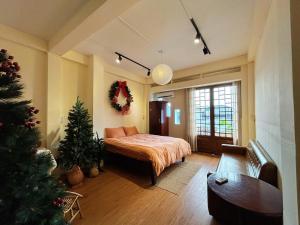 Una cama o camas en una habitación de Thanh's Homestay