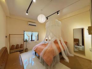 Una cama o camas en una habitación de Thanh's Homestay