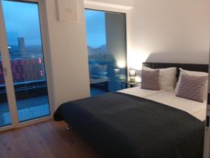 Кровать или кровати в номере Riverside Apartments