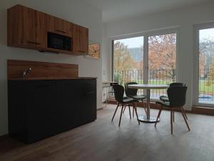 Кухня или мини-кухня в Riverside Apartments
