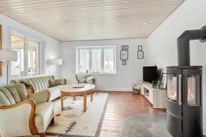 un soggiorno con divano e camino di 4767-Ostermarie-Olenevej-1 a Østermarie