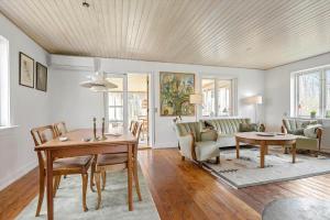 un soggiorno con un tavolo e una sala da pranzo di 4767-Ostermarie-Olenevej-1 a Østermarie