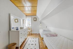 una camera da letto con due letti e uno specchio di 4767-Ostermarie-Olenevej-1 a Østermarie