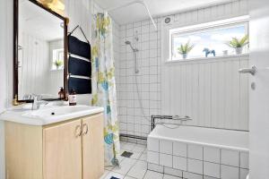 un bagno con vasca, lavandino e vasca da bagno di 4767-Ostermarie-Olenevej-1 a Østermarie Altre 15 foto