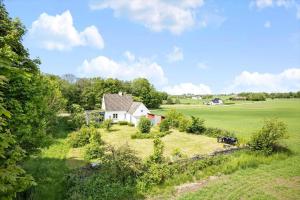 una vista aerea di una casa bianca in un campo di 4767-Ostermarie-Olenevej-1 a Østermarie