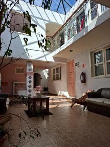 ein Wohnzimmer mit Sofa und Tisch in der Unterkunft Hotel Dulce Luna in San Cristóbal de las Casas