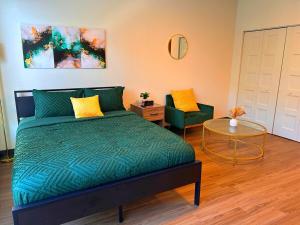 En eller flere senge i et værelse på Luxe Studio - Barnes Jewish, Arch, Forest Park!