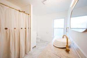 Ένα μπάνιο στο County Cove - Newly Renovated Century Home +23 φωτογραφίες