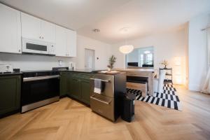 Η κουζίνα ή μικρή κουζίνα στο County Cove - Newly Renovated Century Home